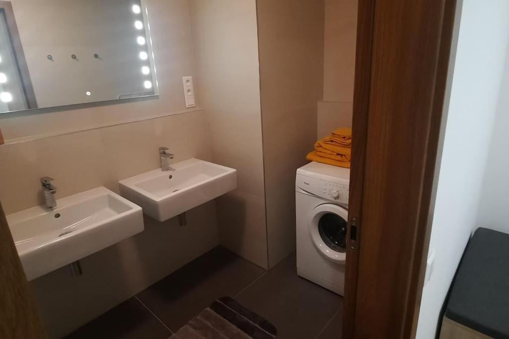 Sky-Park Flat&Parking Apartment Братислава Екстериор снимка